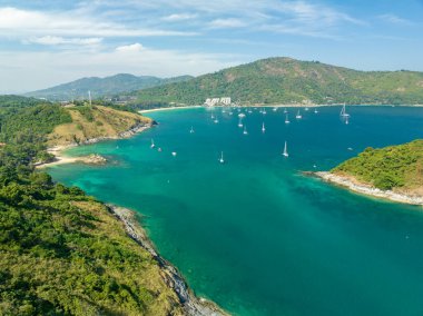 Yaz mevsiminde deniz manzarasının havadan görünüşü deniz manzarası