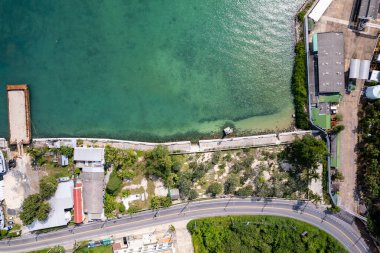 Liman Kargo gemisinin konteynır taşıdığı hava görüntüsü. Konteynır gemisi limandaki ticari lojistik ithalat ve ihracatın Aerial görüntüsü.