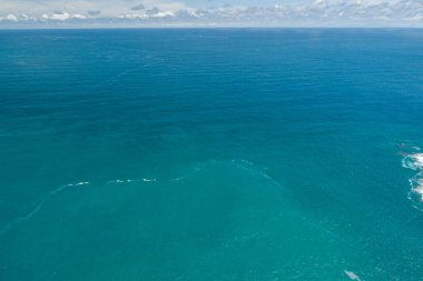 Dalgalar deniz suyu yüzeyi arka planında, güneş denizin üzerinde ışınlar, güneşli bir günde kuş bakışı okyanus, deniz dalgaları su arka planında