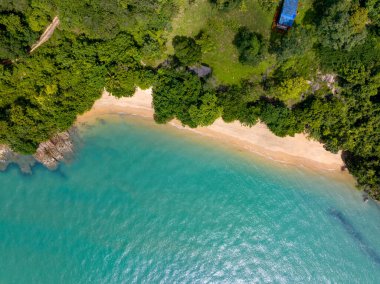 Yaz mevsiminde deniz manzarasının havadan görünüşü deniz manzarası