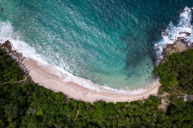 Tayland 'ın Phuket Adası' ndaki güzel sahil manzarası.