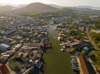 Yüksek açılı balıkçı tekneleri Phuket Tayland 'da yer alan iskelede, hava manzaralı İHA, Siray balıkçı limanı Phuket Tayland