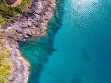 Phuket Tayland 'da dağları olan deniz manzarası, yaz mevsiminde açık denizde güzel deniz manzarası, doğa çevre ve seyahat arka planını kurtardı.