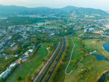 Güzel yeşil golf sahasının hava görüntüsü ve spor arka planı ve seyahat için yeşil üstten aşağı görüntü inanılmaz bir manzara