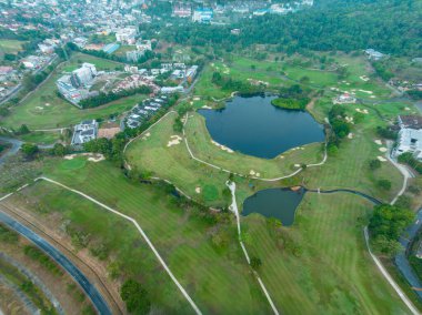 Güzel yeşil golf sahasının hava görüntüsü ve spor arka planı ve seyahat için yeşil üstten aşağı görüntü inanılmaz bir manzara