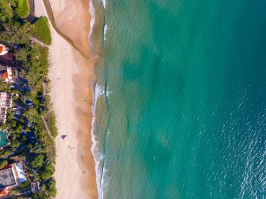 Phuket Adası 'ndaki sahil boyunca yol boyunca giden arabaların hava manzarası yaz mevsiminde güzel sahil denizi inanılmaz gün batımı ya da gün doğumu doğa ve seyahat arka planı.