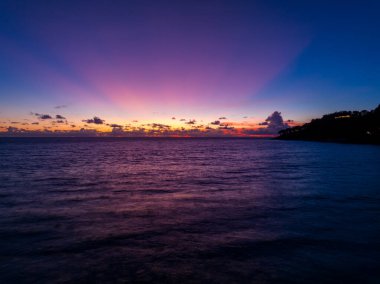 Hava manzaralı günbatımı gökyüzü deniz üzerinde, Doğa lşığı Günbatımı ya da okyanus üzerinde gün doğumu, renkli dramatik manzara gökyüzü, inanılmaz bulutlar ve günbatımı gökyüzünde dalgalar güzel ışık arka plan