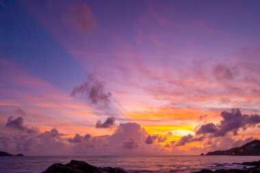 Doğa manzarası Güzel Işık Günbatımı ya da gün doğumu renkli gökyüzü dramatik görkemli gökyüzü günbatımında inanılmaz bulutlar harika ışık bulutları arka planda