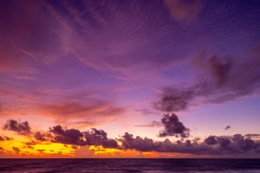Doğa manzarası Güzel Işık Günbatımı ya da gün doğumu renkli gökyüzü dramatik görkemli gökyüzü günbatımında inanılmaz bulutlar harika ışık bulutları arka planda