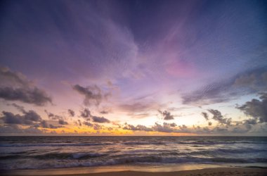 Doğa manzarası Güzel Işık Günbatımı ya da gün doğumu renkli gökyüzü dramatik görkemli gökyüzü günbatımında inanılmaz bulutlar harika ışık bulutları arka planda