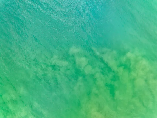 Dalgalar Deniz Suyu Yüzeyi Arka Planında Güneş Denizin Üzerinde Işınlar — Stok fotoğraf