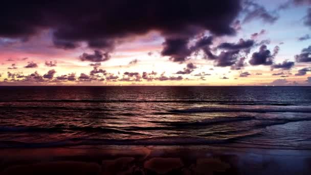 Πολύχρωμη Παραλία Του Ωκεανού Κατά Την Ανατολή Ηλιοβασίλεμα Ουρανό Πάνω — Αρχείο Βίντεο