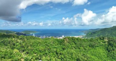 Phuket Tayland Havacılık Dağları Phuket Tayland 'ın Patong Körfezi' nde ön planda güneşli yaz günlerinde Phuket City Phuket 'in peyzajı, güzel tropikal deniz manzarası