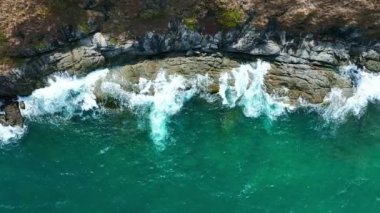 İnanılmaz deniz dalgaları kayalara çarpıyor. Deniz manzaralı dron 4k. Okyanus dalgalarının yüksek kalitede arka planı.
