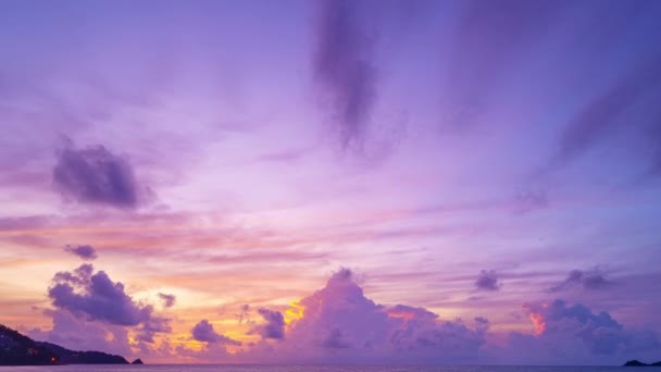 海の風景の上にマジェスティックな日の出の美しい4Kタイムラウンド 自然の雲のビーチの空と雲の驚異的な光が転がり カラフルな夕日や日の出雲のタイムラプス背景 — ストック動画
