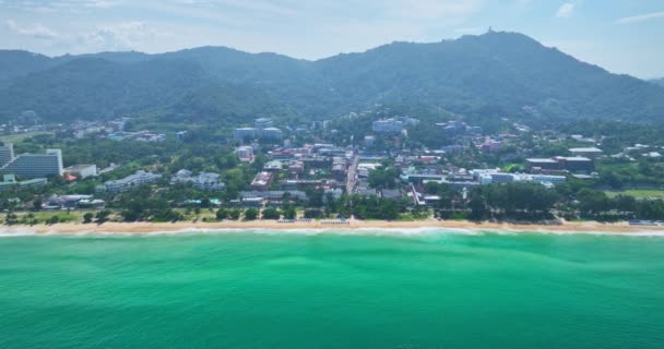 空中风景美丽的卡隆海滩与游客一起在海滩上放松 夏季美丽的大海在泰国普吉岛 夏季旅行的游客在海滩上 沙滩上 — 图库视频影像