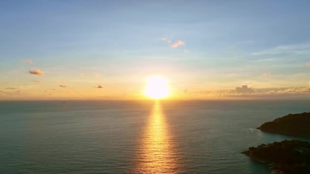美しい空の夕日や海の表面上の日の出 海で衝突する美しい波 — ストック動画