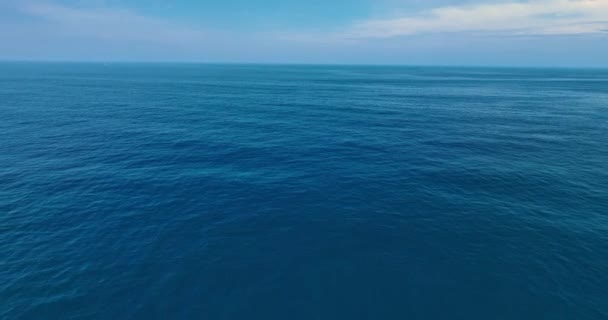 夏の日と太陽の反射で美しい海水の背景 空飛ぶドローンビューの海の背景 波の水面 海を飛行する空中ビュー — ストック動画