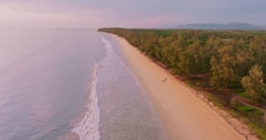 Dalgalar deniz suyu yüzeyi yüksek kaliteli video görüntüsü kuş bakışı dron üst görüntü dalgaları kumsal sahili, doğa okyanus sahili arka planı.
