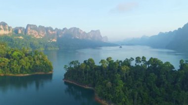 Tayland 'daki tropik dağ zirvesi güzel takımadalar Tayland manzarası dağları Khao Sok Ulusal Parkı' ndaki göl manzarası inanılmaz doğa manzarası