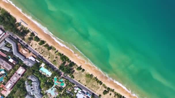 Letecký Pohled Krásná Karon Pláž Cestujícími Relaxace Pláži Krásné Moře — Stock video