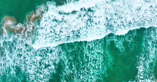 波海の水面高品質のビデオバードの視界 砂浜に衝突するドローントップビューの波 自然の海のビーチの背景 — ストック動画