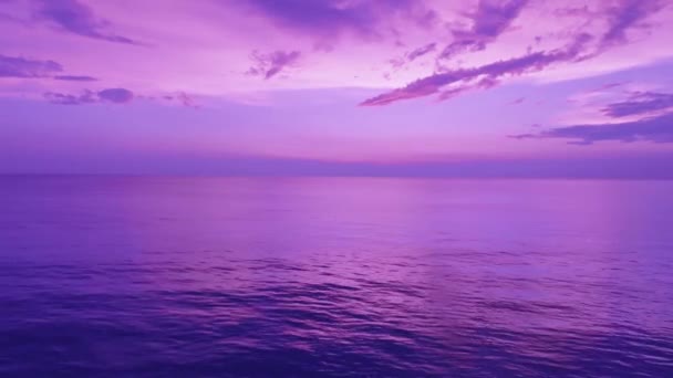 Όμορφο Ηλιοβασίλεμα Ουρανό Ανατολή Πάνω Από Την Επιφάνεια Της Θάλασσας — Αρχείο Βίντεο