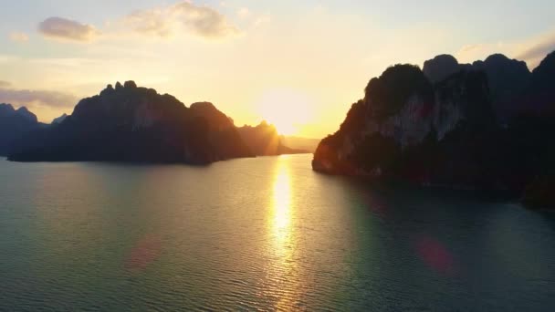 タイの熱帯の山のピークの空中ドローンビュー 美しい群島島タイカオソック国立公園の湖の風景山 素晴らしい自然景観日没や日の出時間 — ストック動画