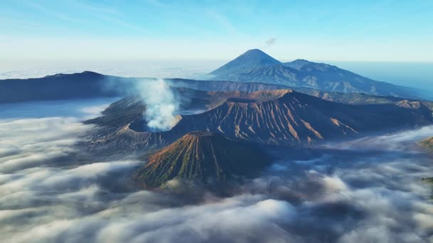 ブロモン テンジャー セメル国立公園 東ジャワ インドネシアのマウンテン ペナンハンカン国立公園の日の出の間の驚くべきブロモ山火山の航空景色 自然の風景背景 — ストック動画