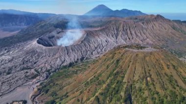  Şafak vakti Bromo Dağı yanardağının Bromo Tengger Semeru Ulusal Parkı 'ndaki Penanjakan Dağı' na bakan hava manzarası, Doğu Java, Endonezya. Doğa manzarası