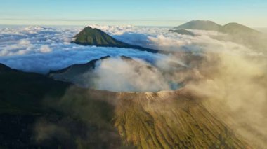 Kawah Ijen yanardağının gündoğumunda turkuaz sülfür gölüyle hava görüntüsü. Endonezya 'nın Doğu Java kentindeki doğa manzarası. Doğal manzara arka planı