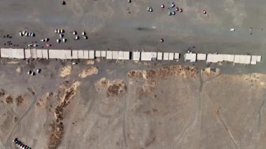 Tepedeki cip ve motosiklet toprak yolda Endonezya Dağı 'nda sürüyor, Tengger dağlarında kum denizine park etmiş renkli jipler.