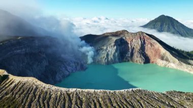Kawah Ijen yanardağının gündoğumunda turkuaz sülfür gölüyle hava görüntüsü. Endonezya 'nın Doğu Java kentindeki doğa manzarası. Doğal manzara arka planı