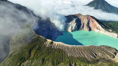Kawah Ijen yanardağının gündoğumunda turkuaz sülfür gölüyle hava görüntüsü. Endonezya 'nın Doğu Java kentindeki doğa manzarası. Doğal manzara arka planı