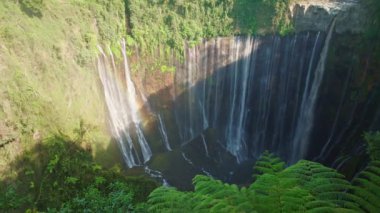 Coban Sewu olarak da bilinen Panorama Tumpak Sewu Şelaleleri 'nin hava manzarası. Güzel gökkuşağı ve sis, Tumpak Sewu Şelaleleri Doğu Java, Endonezya' da turistik bir merkezdir.