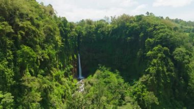 Şelaleler Doğu Java, Endonezya 'da turistik bir merkezdir.