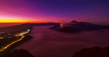 Güneş doğarken Bromo Dağı volkanı Bromo Tengger Semeru Ulusal Parkı 'ndaki Penanjakan Dağı' nın tepesinden Doğu Java, Endonezya. Doğa manzarası, Timelapse manzarası.