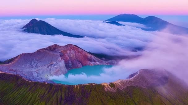 空中景观在Kawah Ijen火山以绿松石硫水湖为太阳升起点的大雾 印度尼西亚东爪哇惊人的自然景观 美丽的自然景观背景 — 图库视频影像