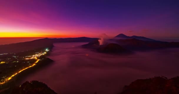 ブロモ テンガー セメル国立公園 東ジャワ インドネシア 東ジャワのマウンテン ペナンハンカンのキング ビューから日の出の間に素晴らしいブロモ山火山 自然の風景の背景 タイムラプスショット — ストック動画
