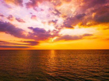 Hava manzaralı günbatımı gökyüzü, doğanın güzel günbatımı ya da denizin üzerinde gün doğumu, büyüleyici bulutlar ve günbatımında dalgalar ile çarpıcı dramatik manzaralı gökyüzü altın bulutlu arka plan