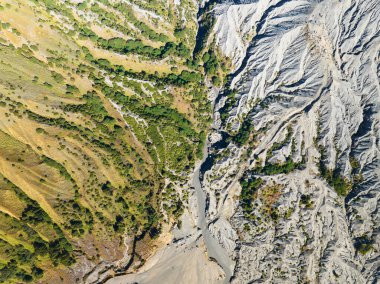 Volkan arazi dokusunun yukarıdan aşağıya havadan görünüşü, Bromo volkanı Endonezya 'nın soyut arka planı