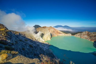 Kawah Ijen volkanı, Doğu Java, Endonezya 'daki güzel doğa manzarası dağı ve sisi.
