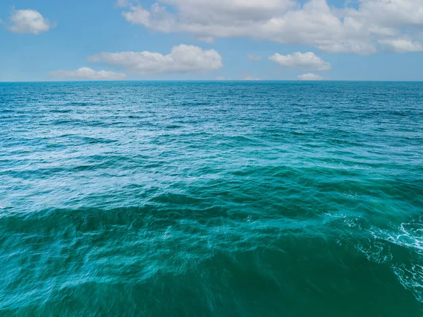 Хвилі Морська Вода Поверхневий Фон Природи Холодне Небо Над Морем — стокове фото