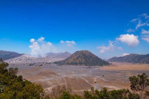 Bromo Çamuru Ulusal Parkı, Doğu Java, Endonezya 'daki Penanjakan Dağı' na bakan güneşli gökyüzü boyunca şaşırtıcı Bromo Dağı volkanı.