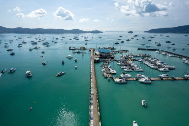 Yat ve yelkenli parkının havadan görüntüsü, liman, ulaşım ve seyahat geçmişi, yaz mevsiminde güzel deniz.