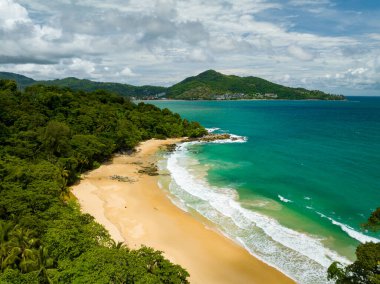 Phuket Tayland 'da dağları olan deniz manzarası, yaz mevsiminde açık denizde güzel deniz manzarası, doğa çevre ve seyahat arka planını kurtardı.