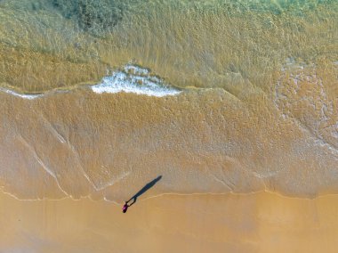 Yaz denizi arka planı, kumlu kıyılara çarpan dalgaların hava görüntüsü, deniz yüzeyi okyanus dalgaları arka plan