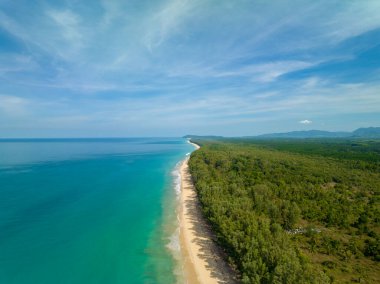 Deniz yüzeyi hava manzarası, kumlu sahile çarpan dalgaların kuş bakışı fotoğrafı, sahil deniz suyu yüzeyi dokusu, deniz kumu arka planı, güzel doğa deniz manzarası, inanılmaz üst manzara plaj arka planı.