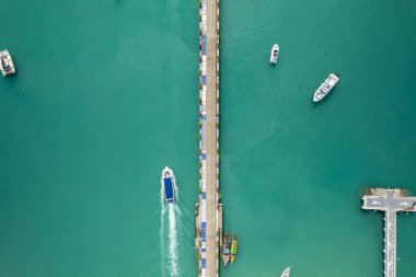 Yat ve yelkenli parkının havadan görüntüsü, liman, ulaşım ve seyahat geçmişi, yaz mevsiminde güzel deniz.