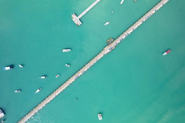 Yat ve yelkenli parkının havadan görüntüsü, liman, ulaşım ve seyahat geçmişi, yaz mevsiminde güzel deniz.